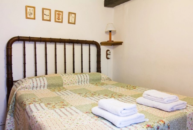Dormitorio de matrimonio con toallas blancas