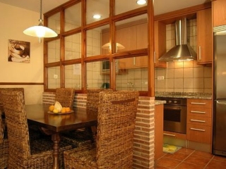 Mesa de comedor con sillas de mimbre