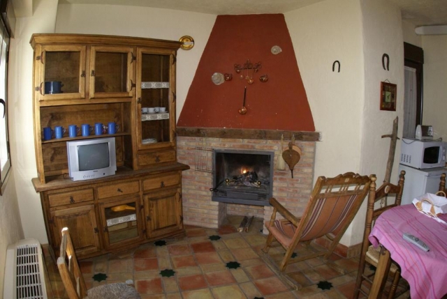 Sala amplia con chimenea