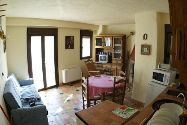 Sala amplia con mesa 