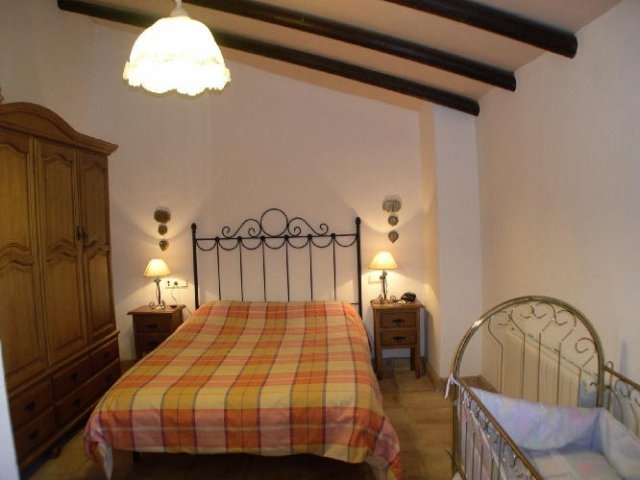 Dormitorio de matrimonio con cuna