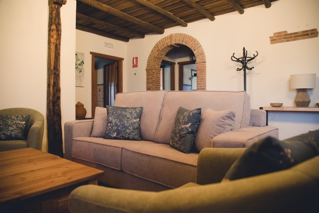 Salon amplio con chimenea