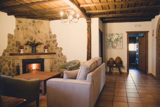 Salon amplio con chimenea