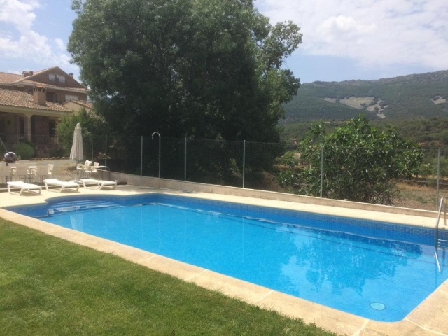 Amplia piscina exterior
