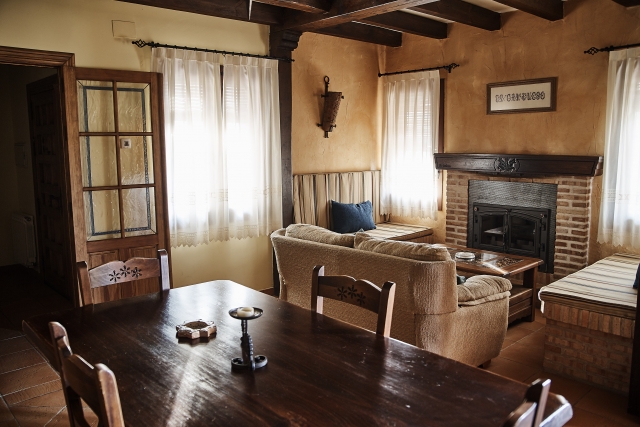 Sala amplia con chimenea
