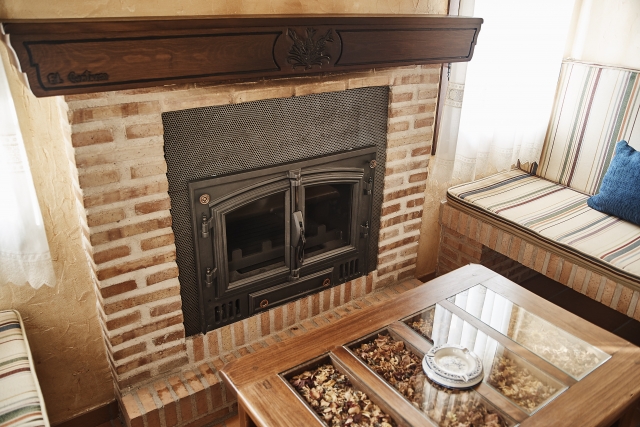 Sala amplia con chimenea