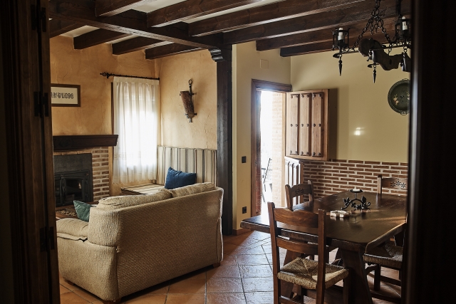 Sala de estar con mesa 