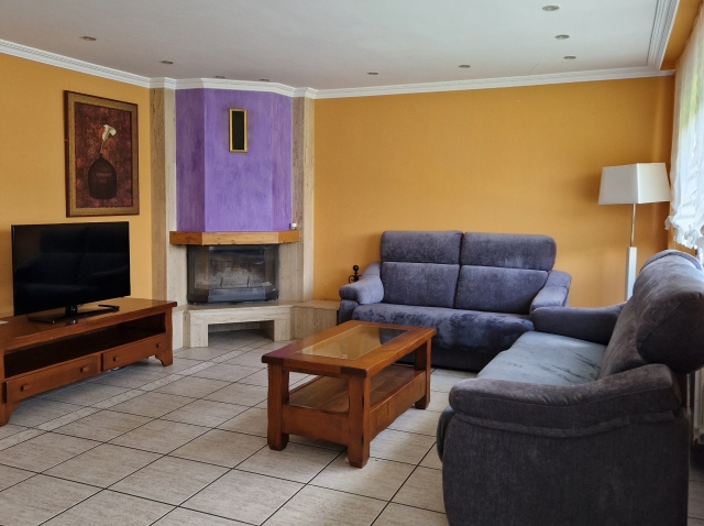 Sala amplia con chimenea