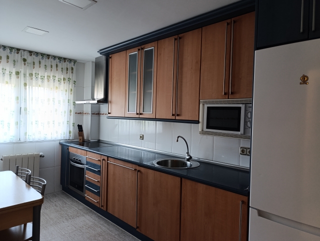 Cocina con mesa y ventana