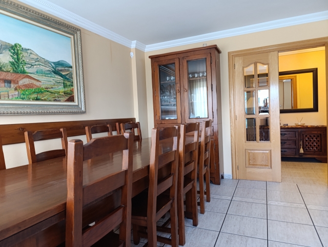 Salon con mesa de madera