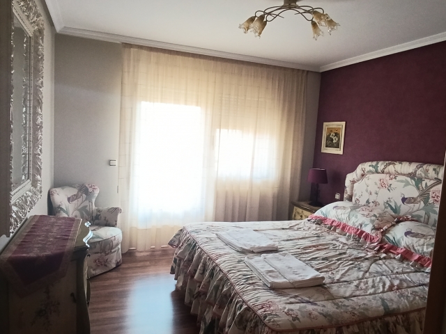Dormitorio amplio y ventana