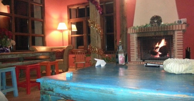 Sala de estar con chimenea en navidad