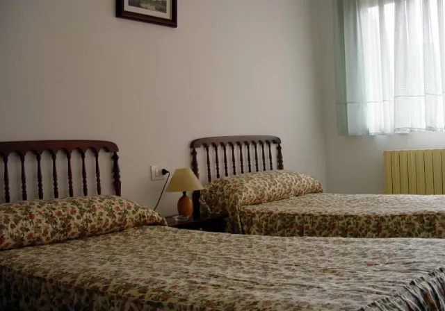 Dormitorio con 2 camas