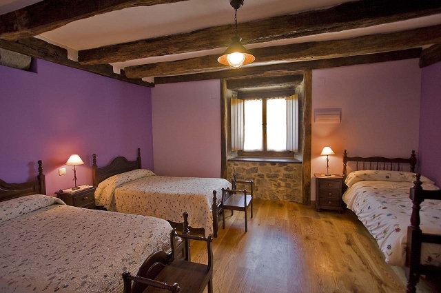 Dormitorio con tres camas individuales