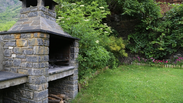 Con barbacoa en jardin