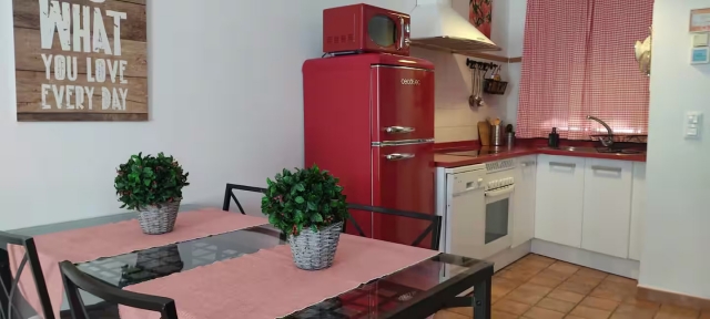 Cocina con encimera roja 