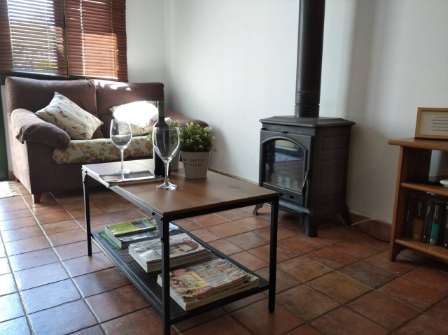 Sala amplia con la chimenea