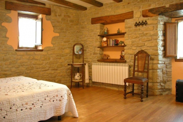 Dormitoio de madera con dos camas individuales