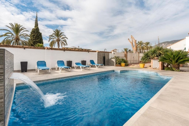 Amplia piscina con chorro