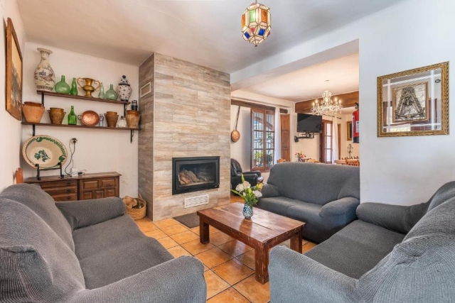 Sala amplia con chimenea