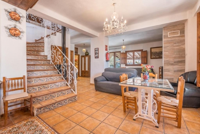 Sala de estar con escaleras