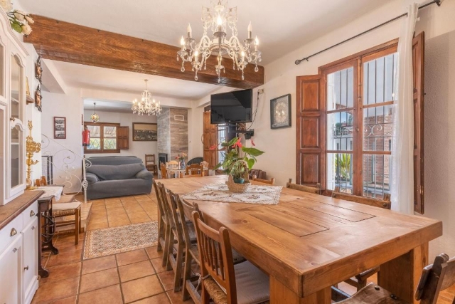Sala de estar con mesa