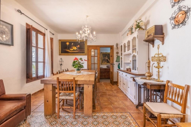 Sala de estar con mesa