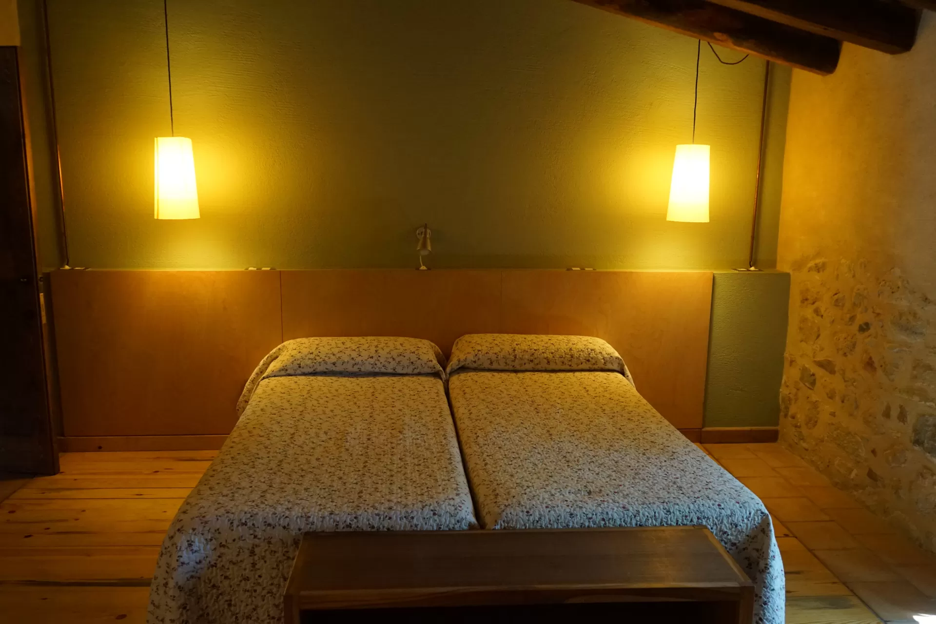 Double room with bathroom and 2 beds