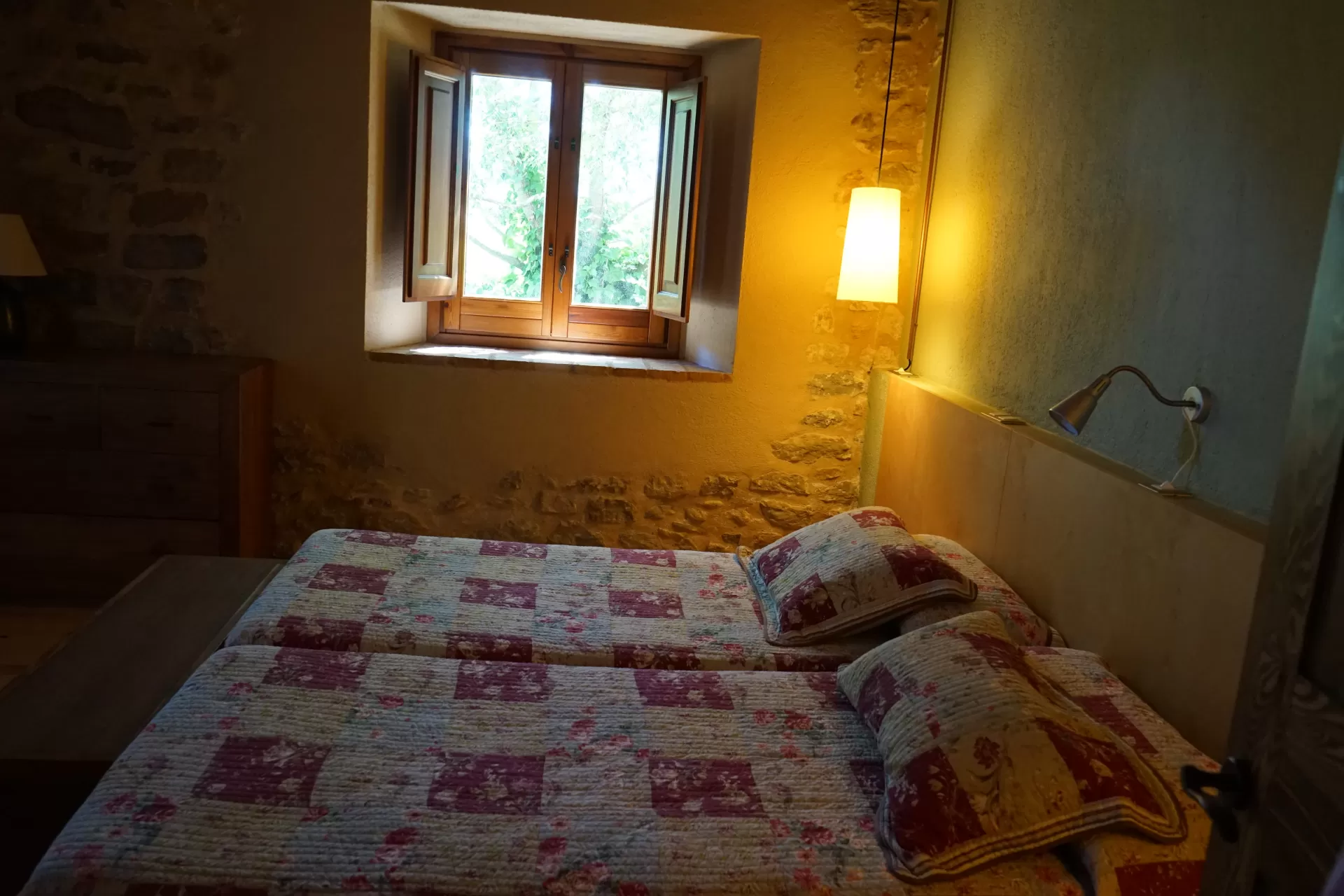 Double room with shared bathroom