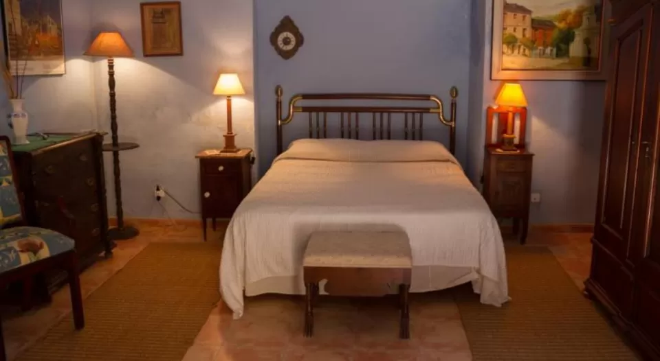 Habitación con cama grande y vistas
