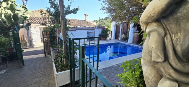 Amplio exterior con piscina