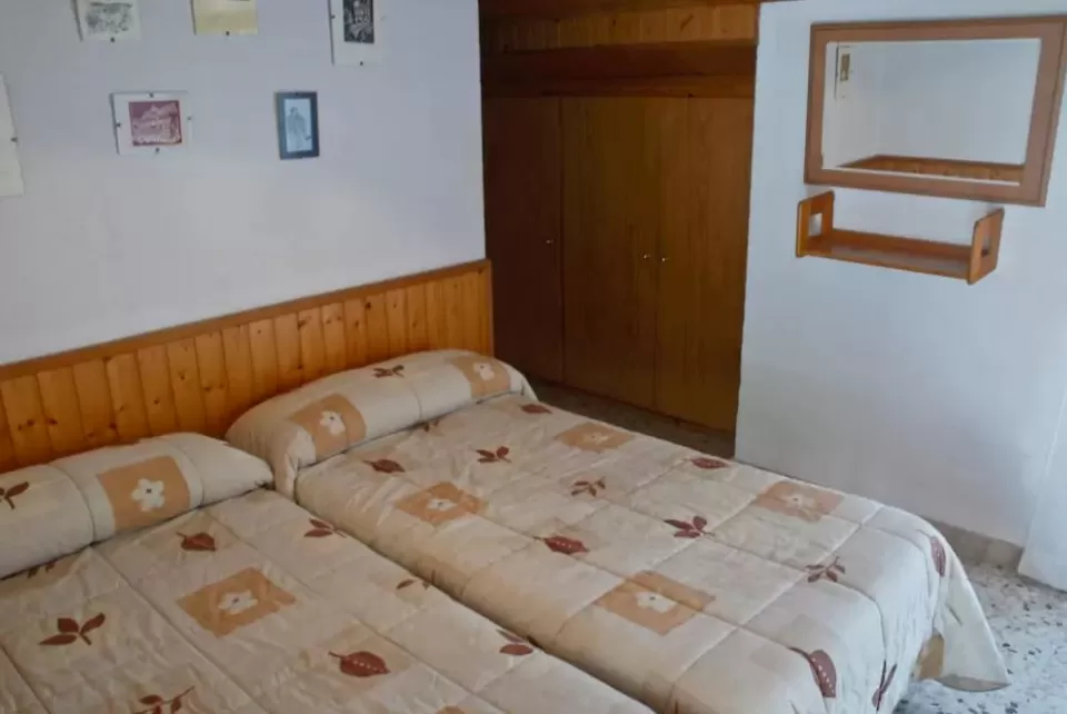 Dormitorio con baño compartido