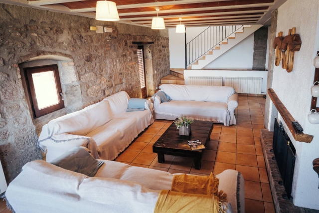 Sala amplia con la chimenea