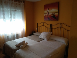 Dormitorio con una cama