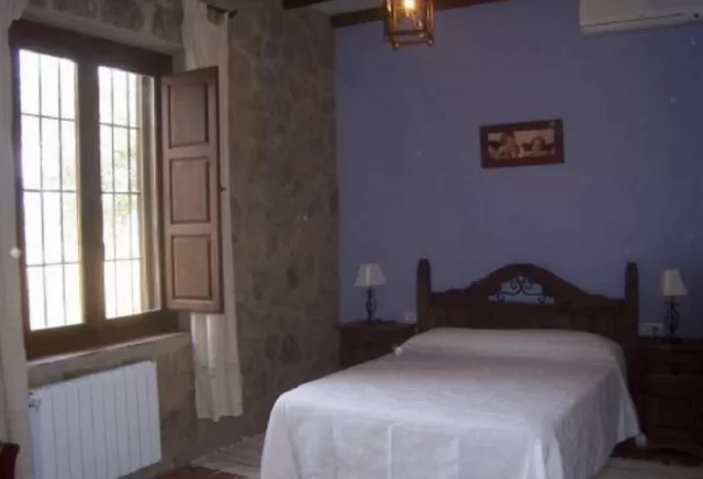 Habitación con cama de matrimonio