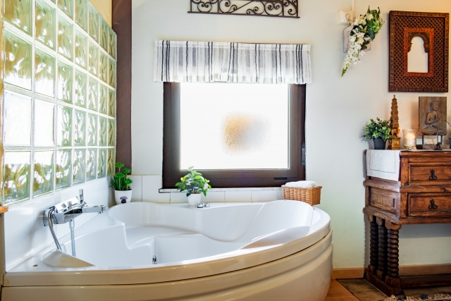 dormitorio con jacuzzi