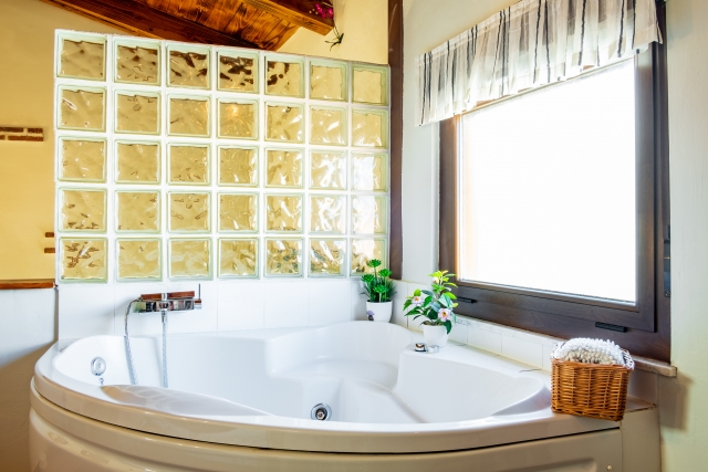 dormitorio con jacuzzi
