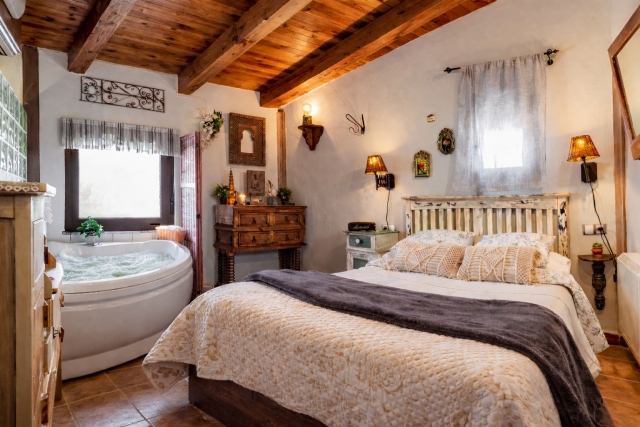 dormitorio con jacuzzi