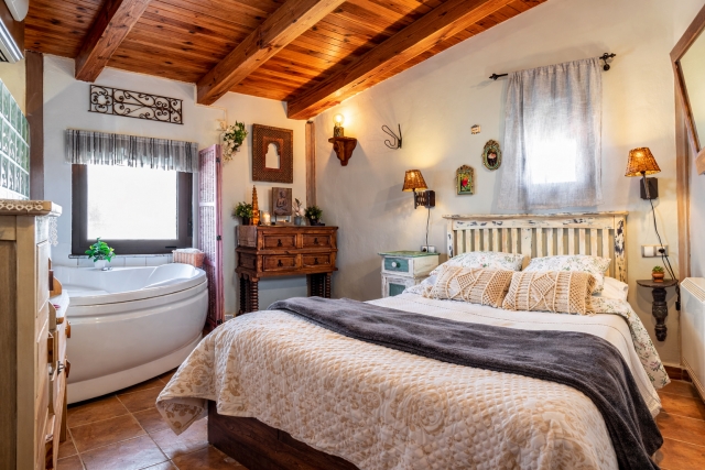 dormitorio con jacuzzi