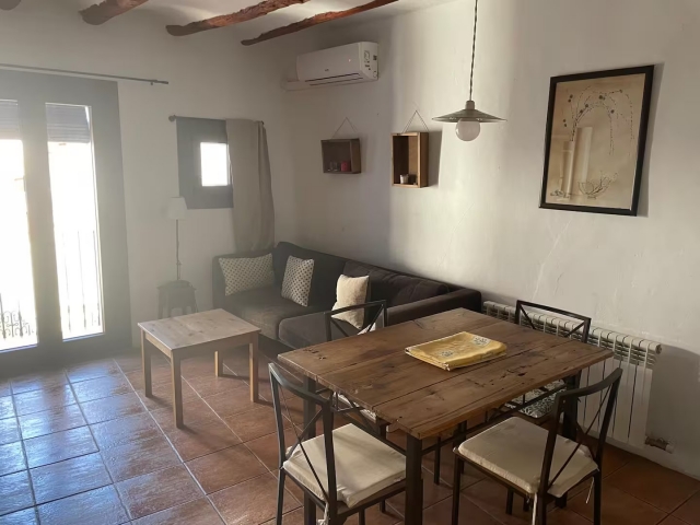 Sala amplia con mesa 