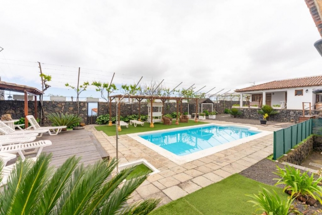 Amplia piscina 