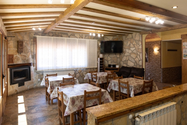 Sala amplia con chimenea