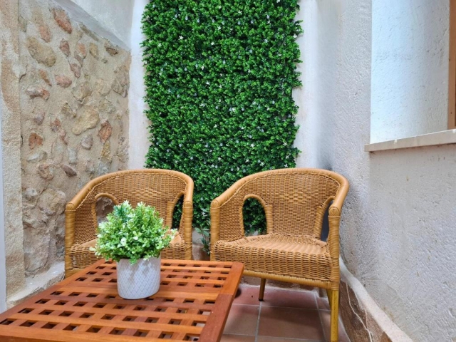 Agradable terraza con mesa