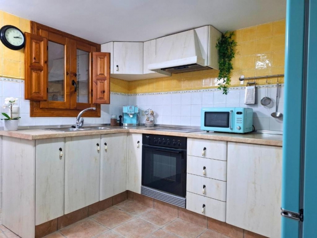 Cocina amplia con encimera