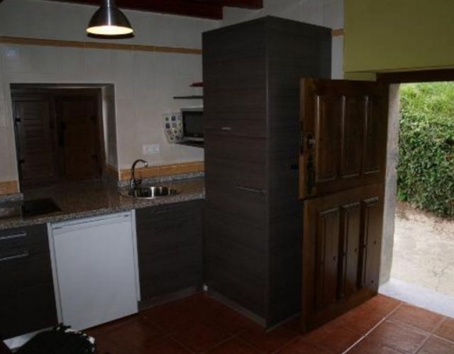 Cocina en color negro y blanco a la entrada