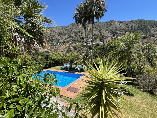 Piscina desde la casa