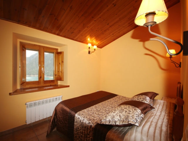 Habitacion con cama de matrimonio