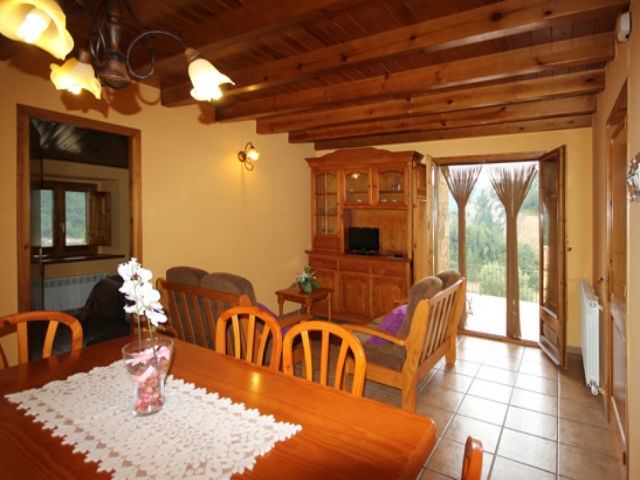 Salon comedor con television