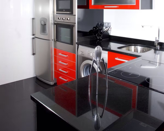 Cocina con encimera negra
