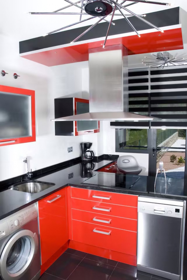 Cocina con muebles rojos